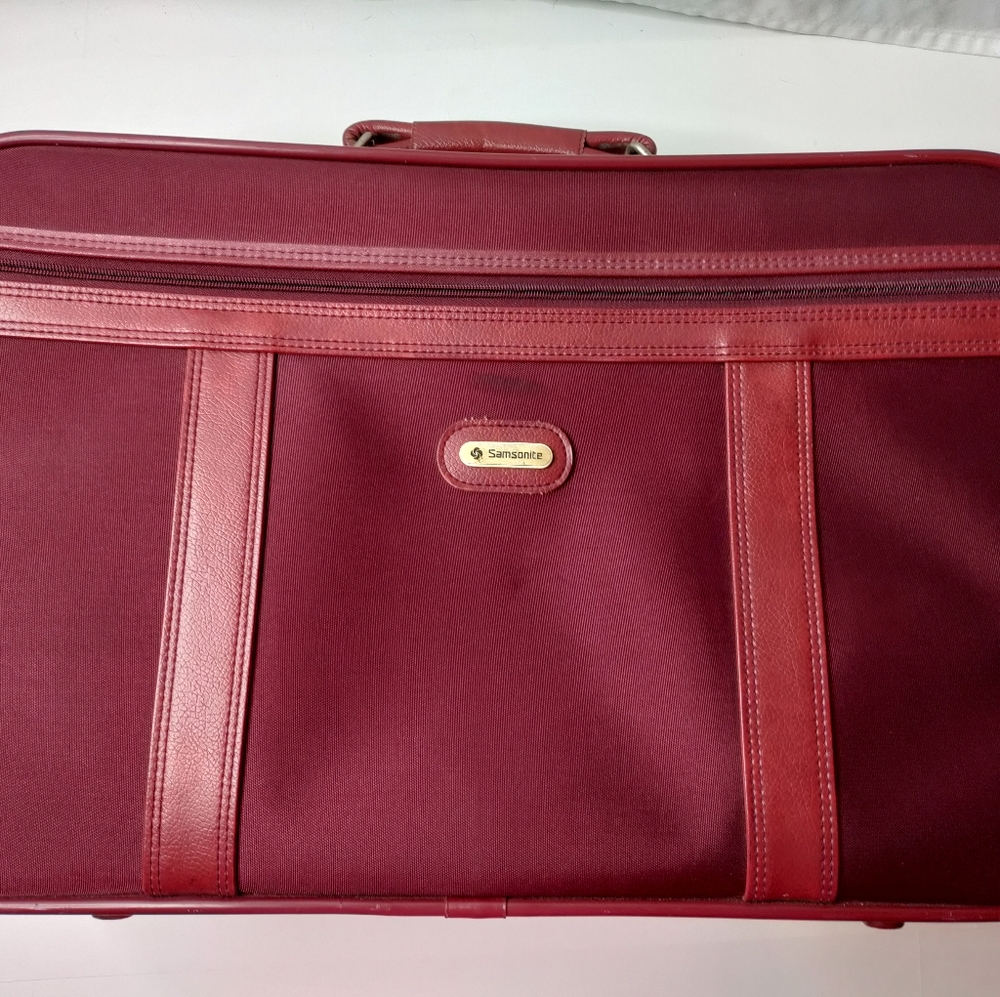 Samsonite burgundy Carry-on Luggage 21x14x9 in great condition.